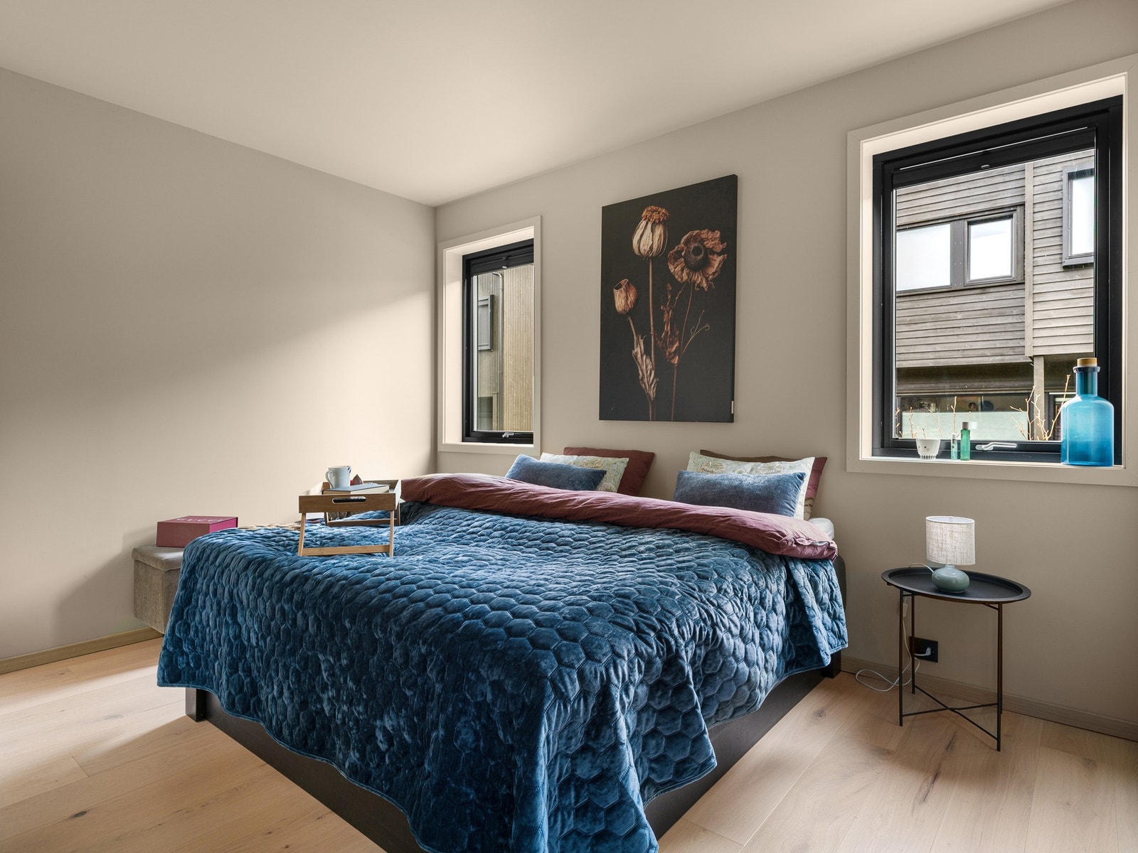 Soverommet er innbydende og rolig, med god plass for en stor seng og nattbord. Galleribilde