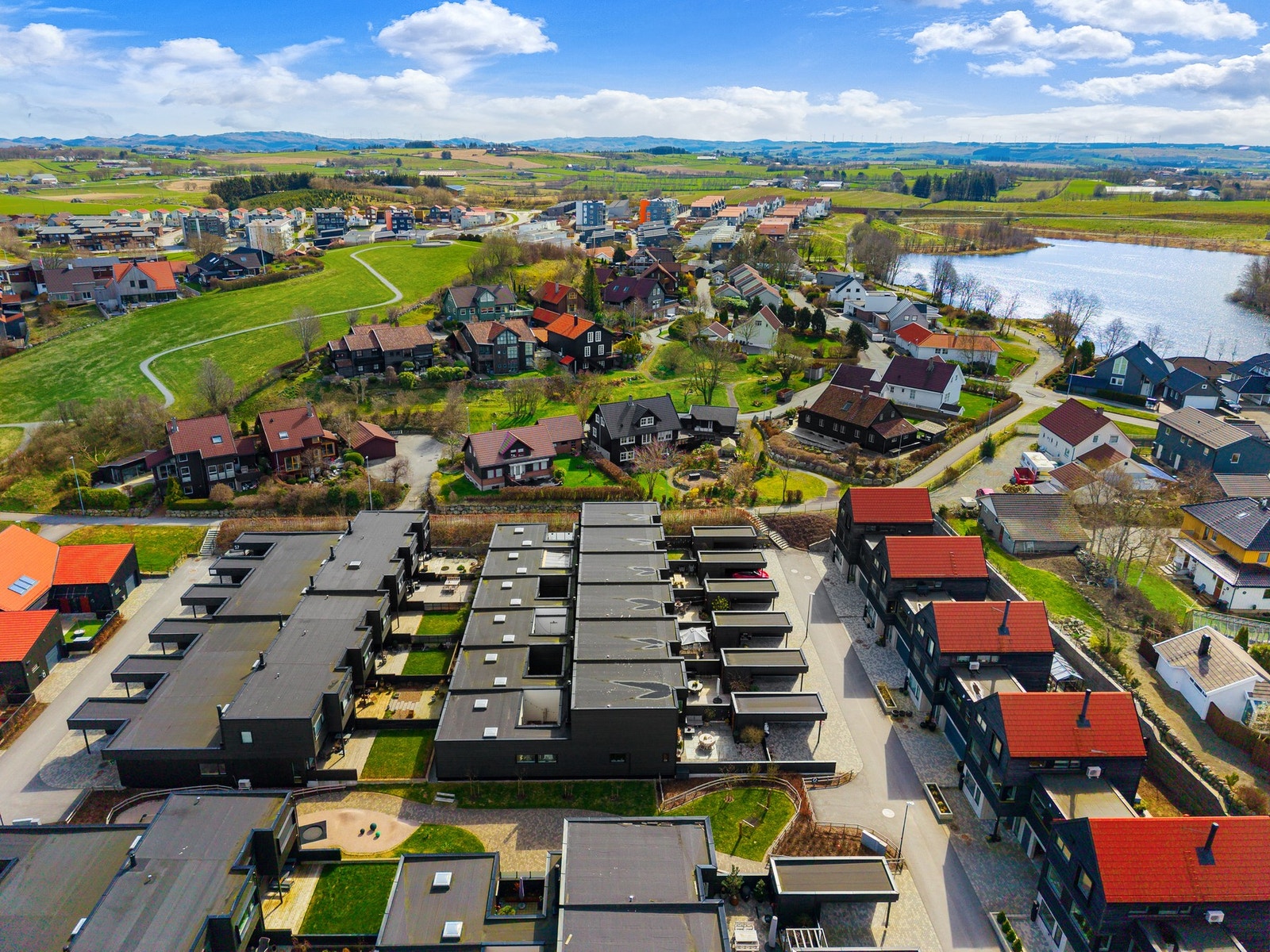 Bryne har et bredt idrettstilbud innen fotball, tennis, taekwondo, karate, svømming og håndball. Bryne fotballklubb holder til ved Bryne stadion, ca. 1 km fra boligen, og har ca. 50 lag i aldersbestemte klasser. Galleribilde