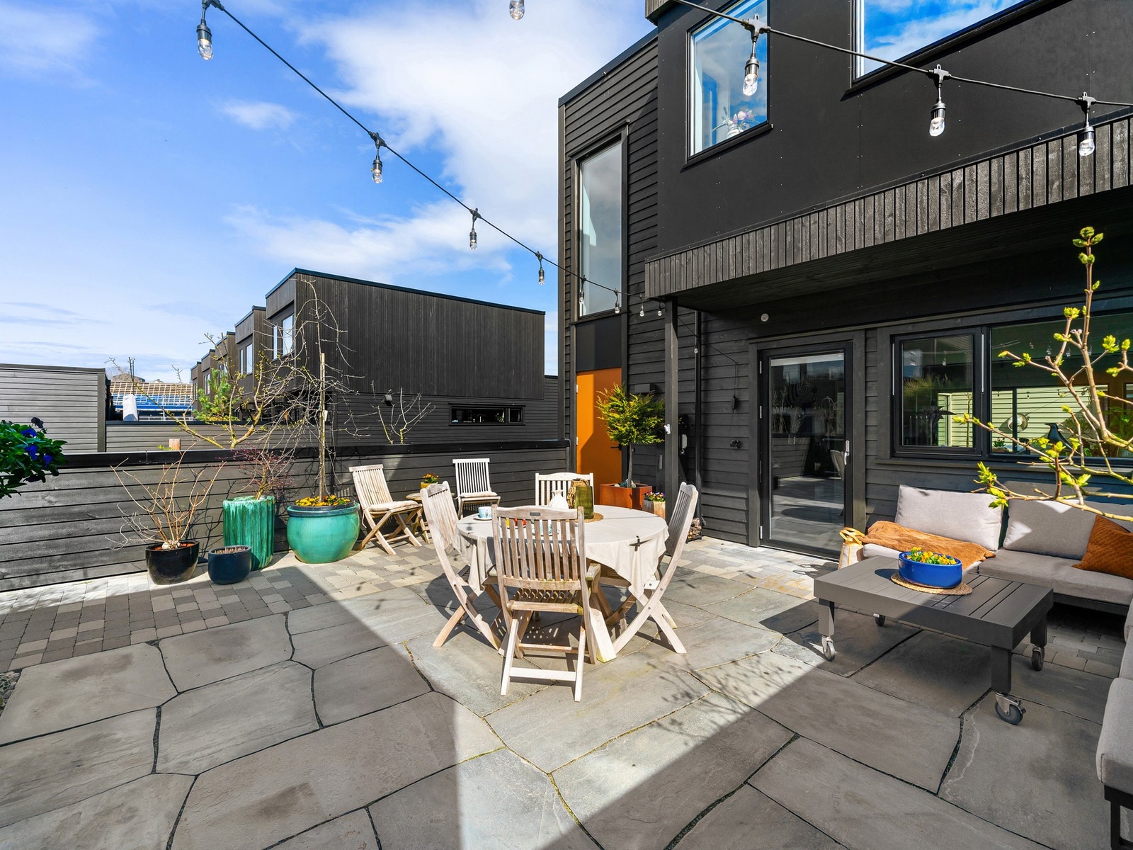 Flott opparbeidet uteområde med lys oppdalskifer. Galleribilde