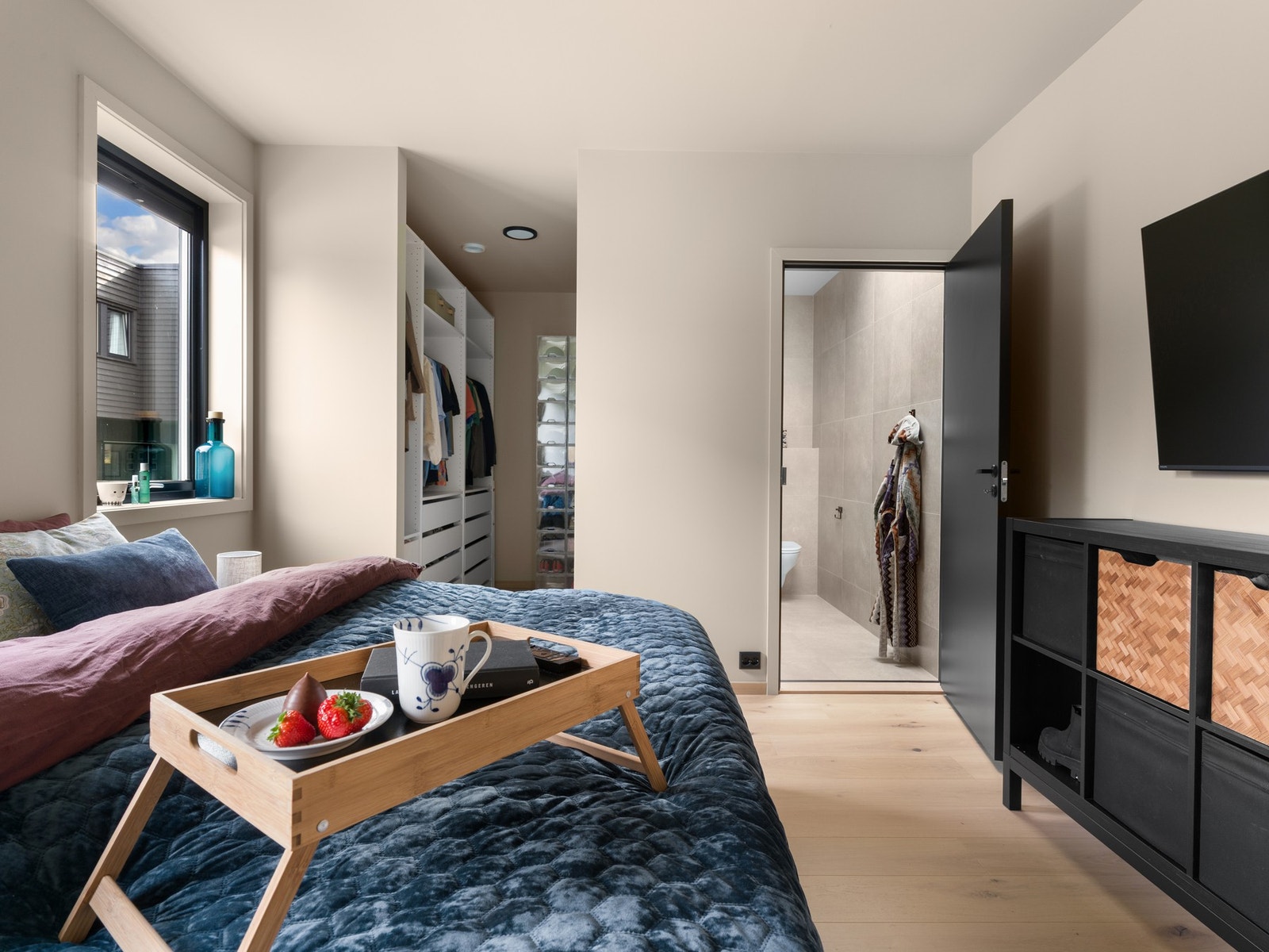 Walk-in closet som ligger i tilknytning til hovedsoverommet gir god plass til organisering av klær og tilbehør. Galleribilde