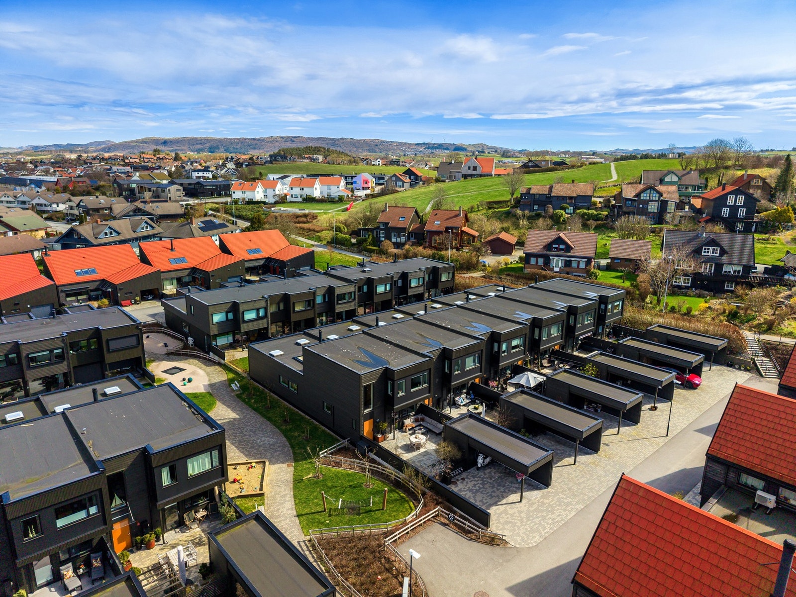 Her har dere nærhet til barnehager, skoler, friluftsområder, kollektivtransport, en rekke butikker og et variert servicetilbud. Galleribilde
