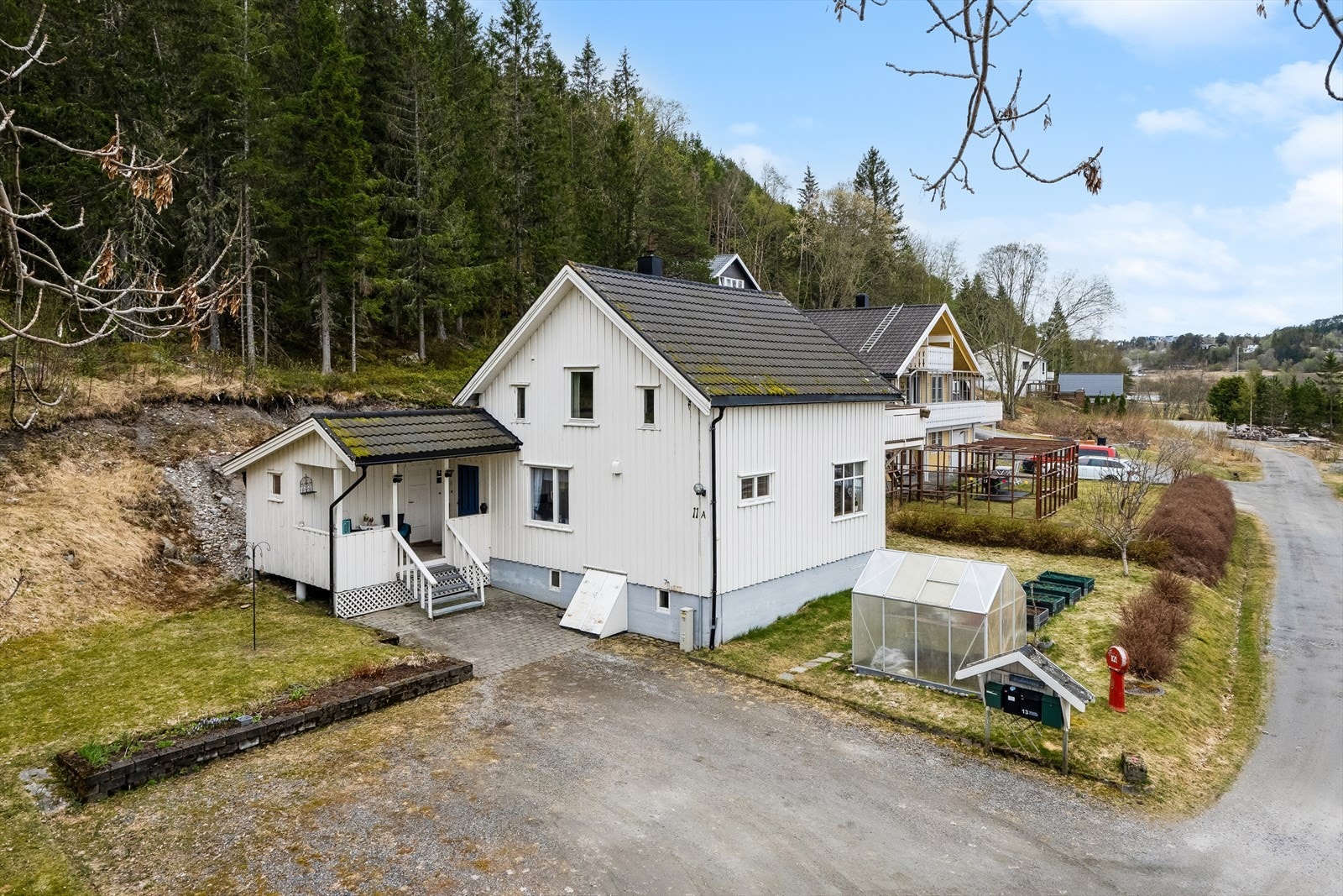 Godt med parkering på tomt og i carport. Endeveg uten gjennomgangstrafikk. Galleribilde