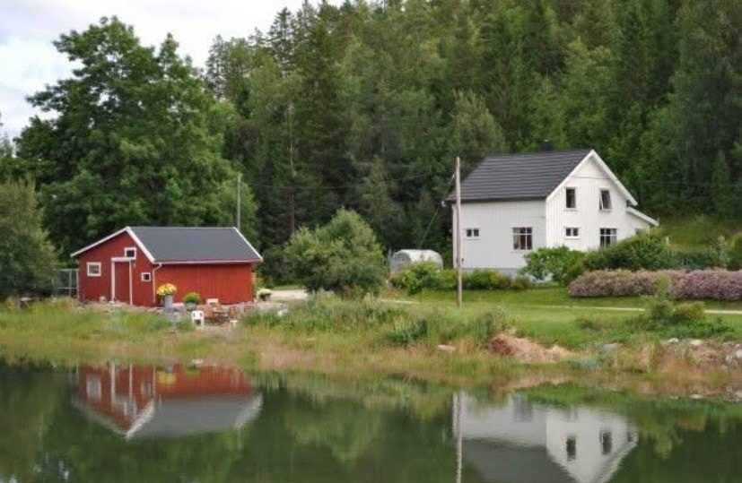 Landlig og sentrumsnær beliggenhet. Uthus med carport nede ved sjøen. Eiet tomt på 1.474 kvm. Eiendommen går ut i sjøen. Galleribilde