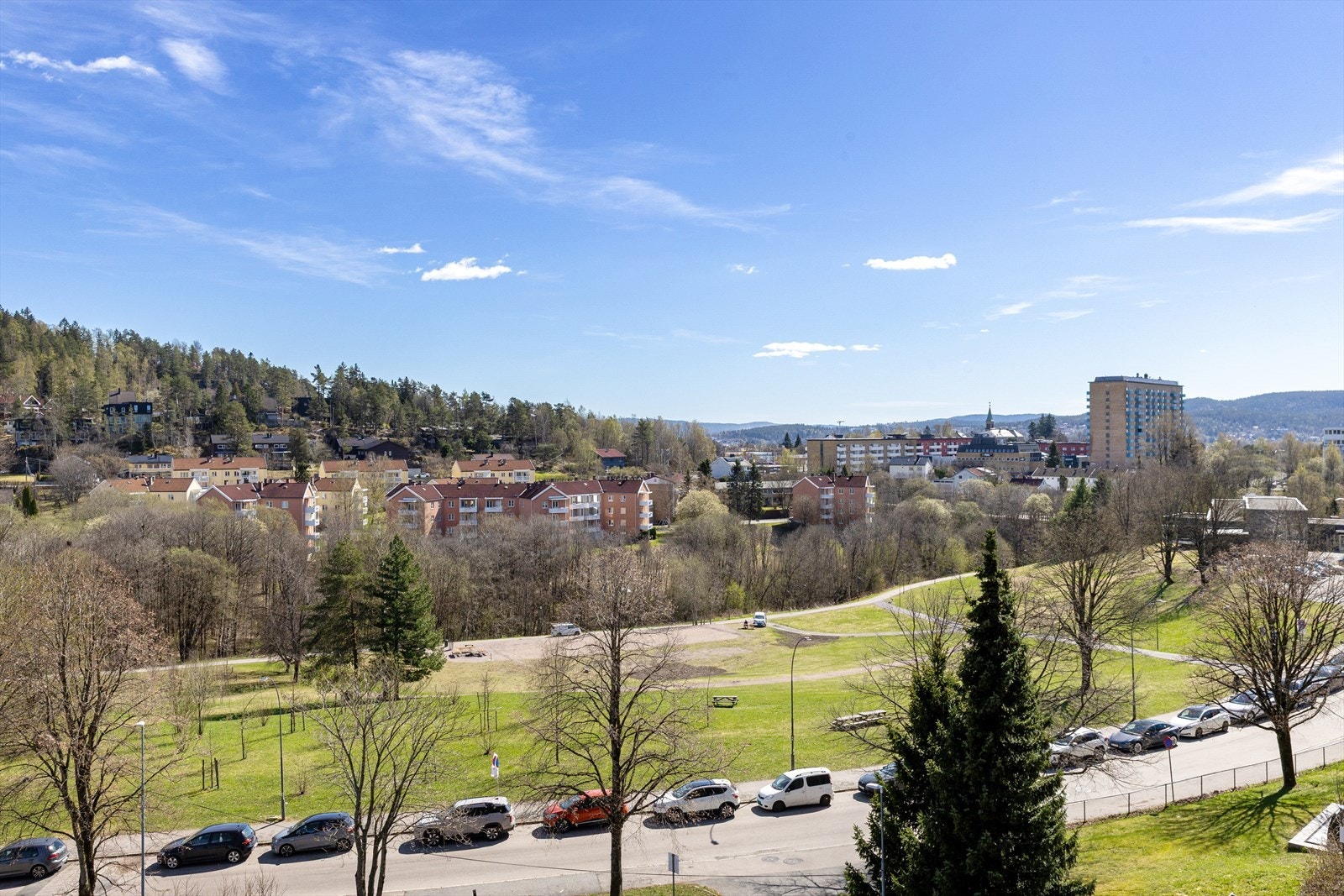Oversikt over nærområdet med grøntarealer og bebyggelse gir inntrykk av gode rekreasjonsmuligheter. Galleribilde