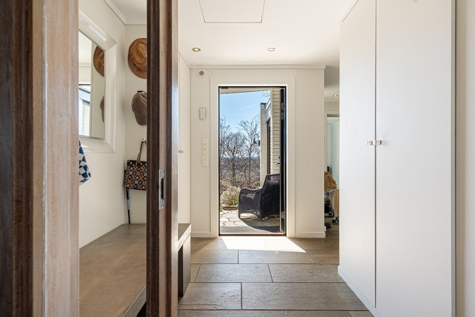 Stor og romslig hall med tidløs skifer på gulvet Galleribilde