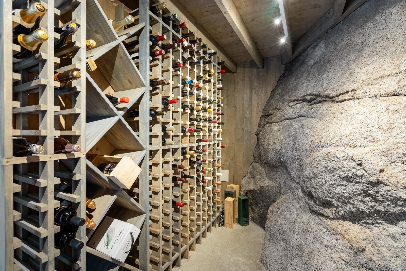 Vinkjeller med god plass som gir optimale forhold for lagring og oppbevaring av vin Galleribilde