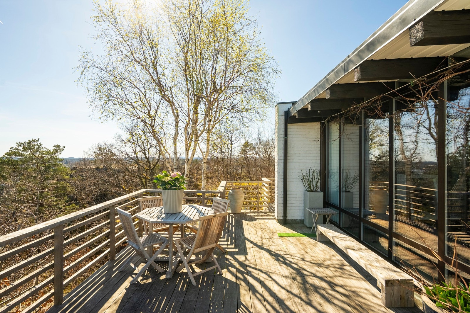 Med 95 m² terrasse får du god plass til å dele inn i ulike soner og bruke uteområdet fleksibelt Galleribilde