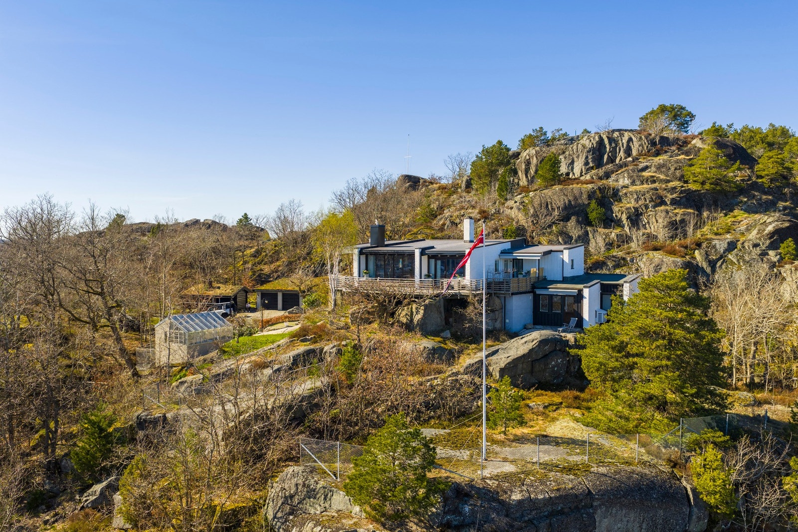 Med 2 bruksnummer og over 7 mål tomt kan man virkelig si man er helt for seg selv! Galleribilde