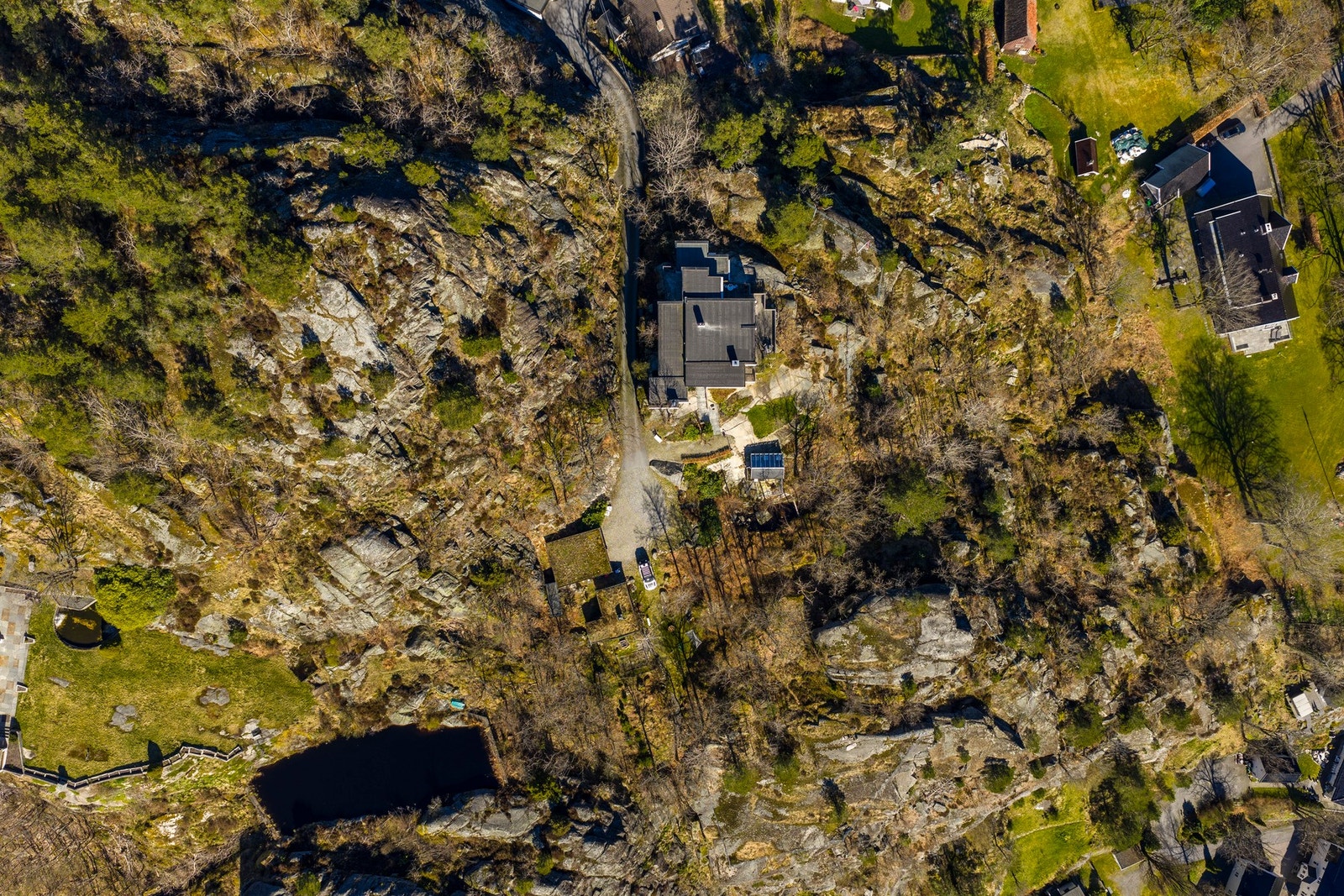 Eiendommen består av to gårds- og bruksnummer, som gir både god plass og høy grad av privatliv Galleribilde