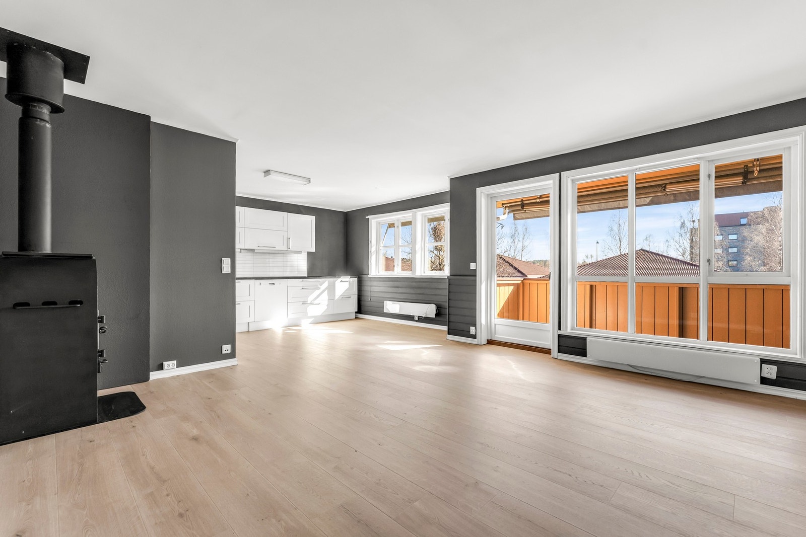 I stuen er det egen vedovn for ekstra varme og hygge Galleribilde