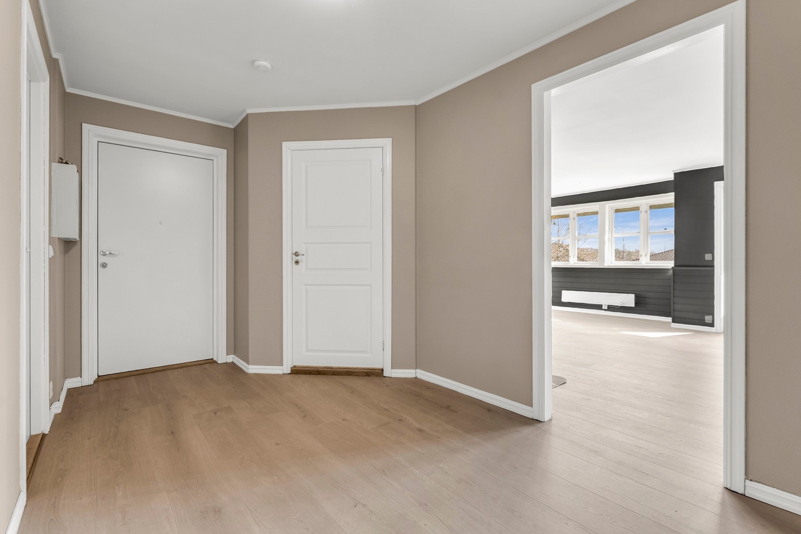 Entrèen har god plass til garderobe og oppheng av yttertøyet Galleribilde