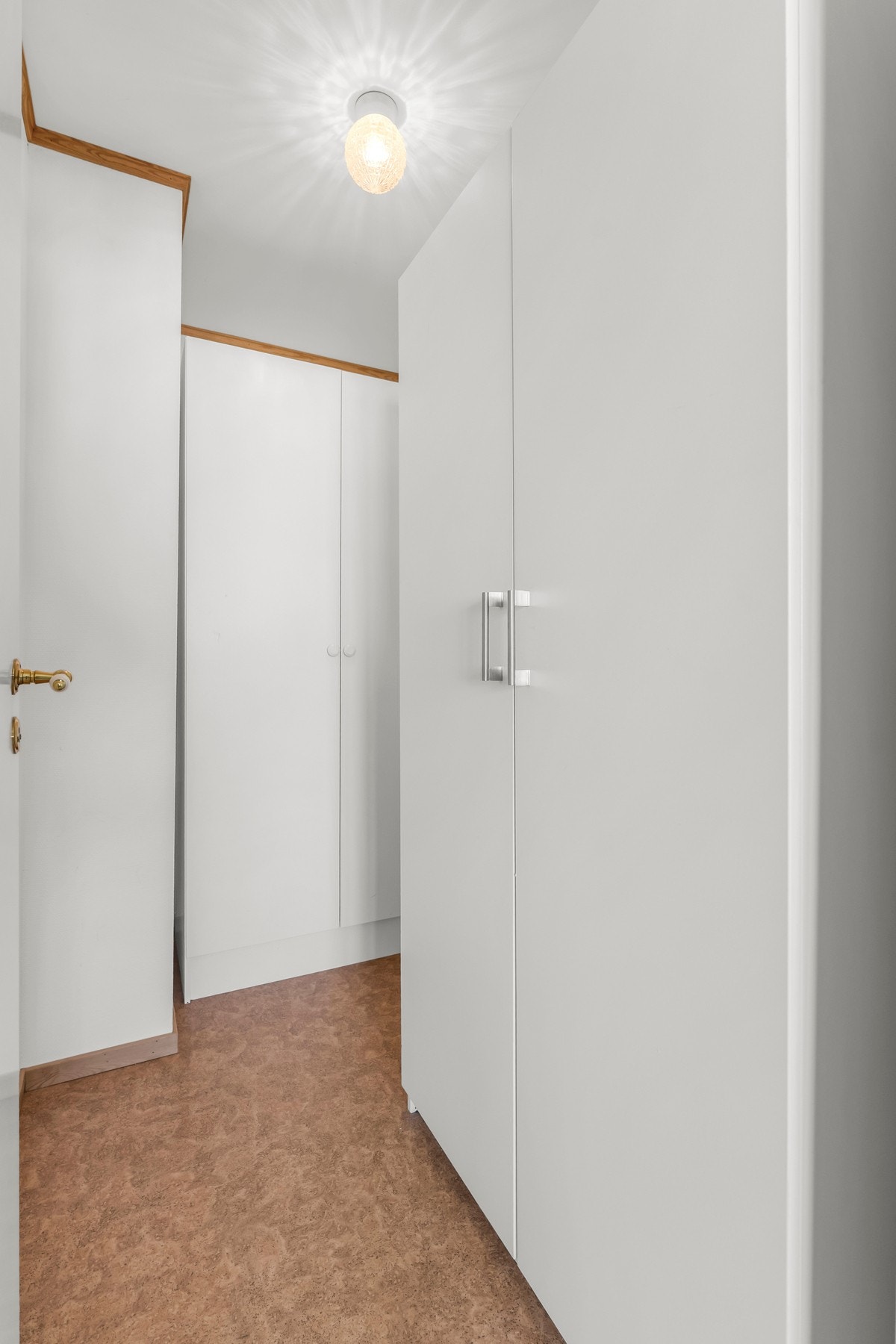 Fint walk-in-closet på hovedsoverommet med ekstra lagringsplass Galleribilde