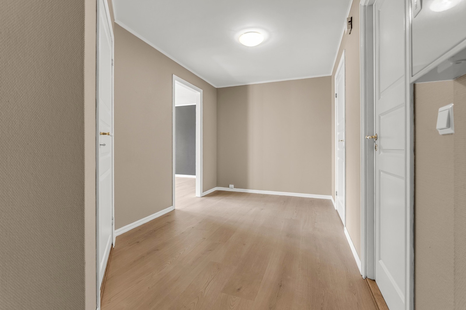 Velkommen inn! Her kommer man inn i en stor og romslig entrè Galleribilde