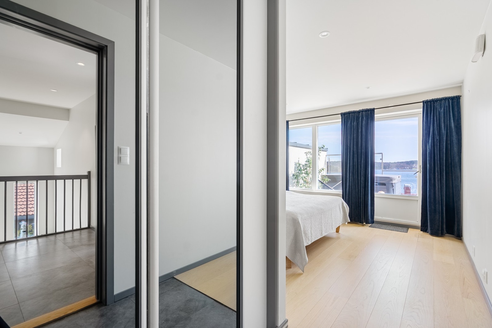 Innredet med praktisk garderoberom, se neste bilde Galleribilde