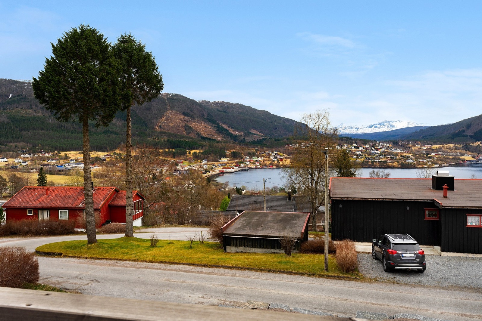 Utsikt over fjord og fjell Galleribilde