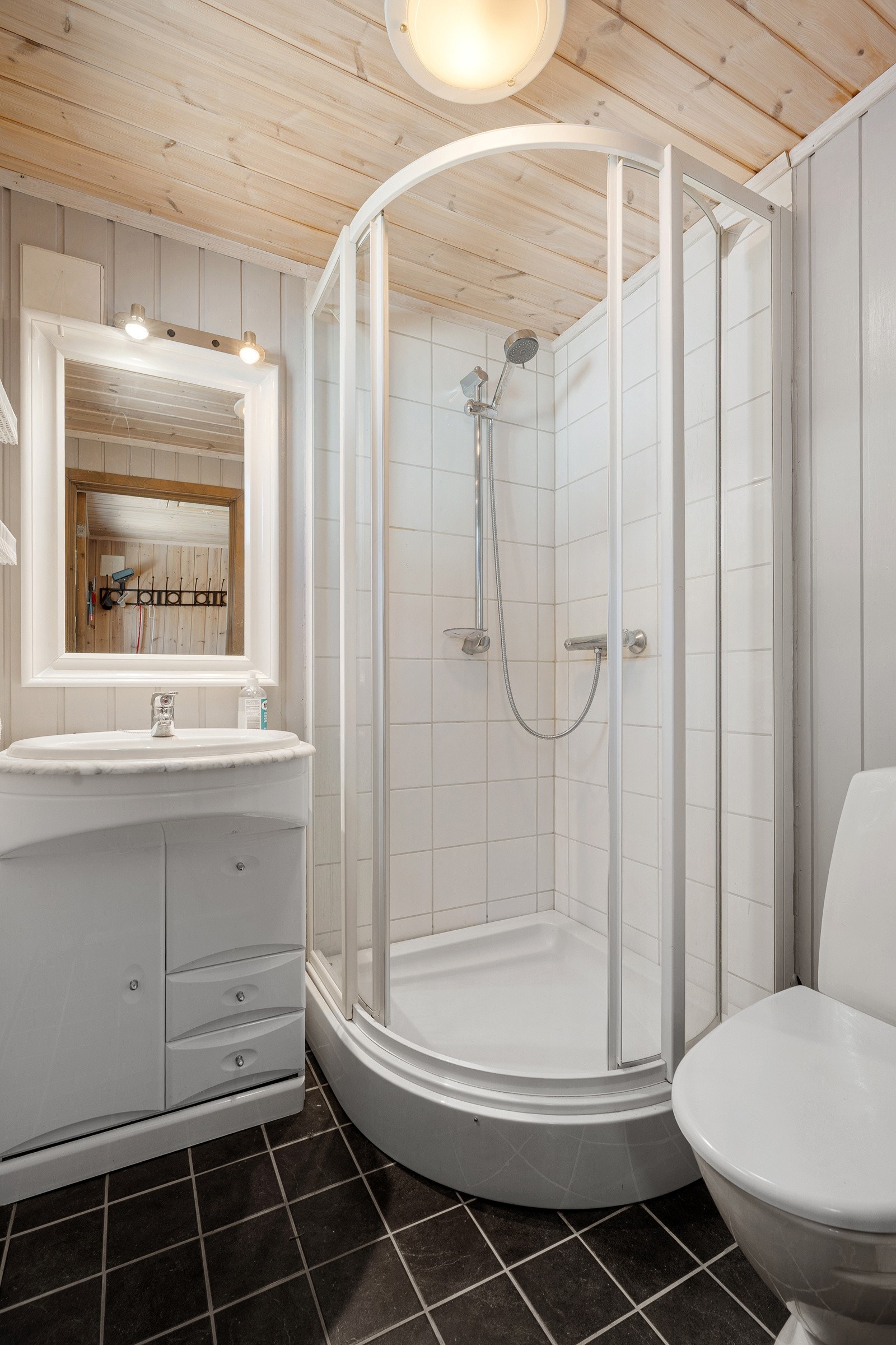 Baderom 2 med dusjkabinett.