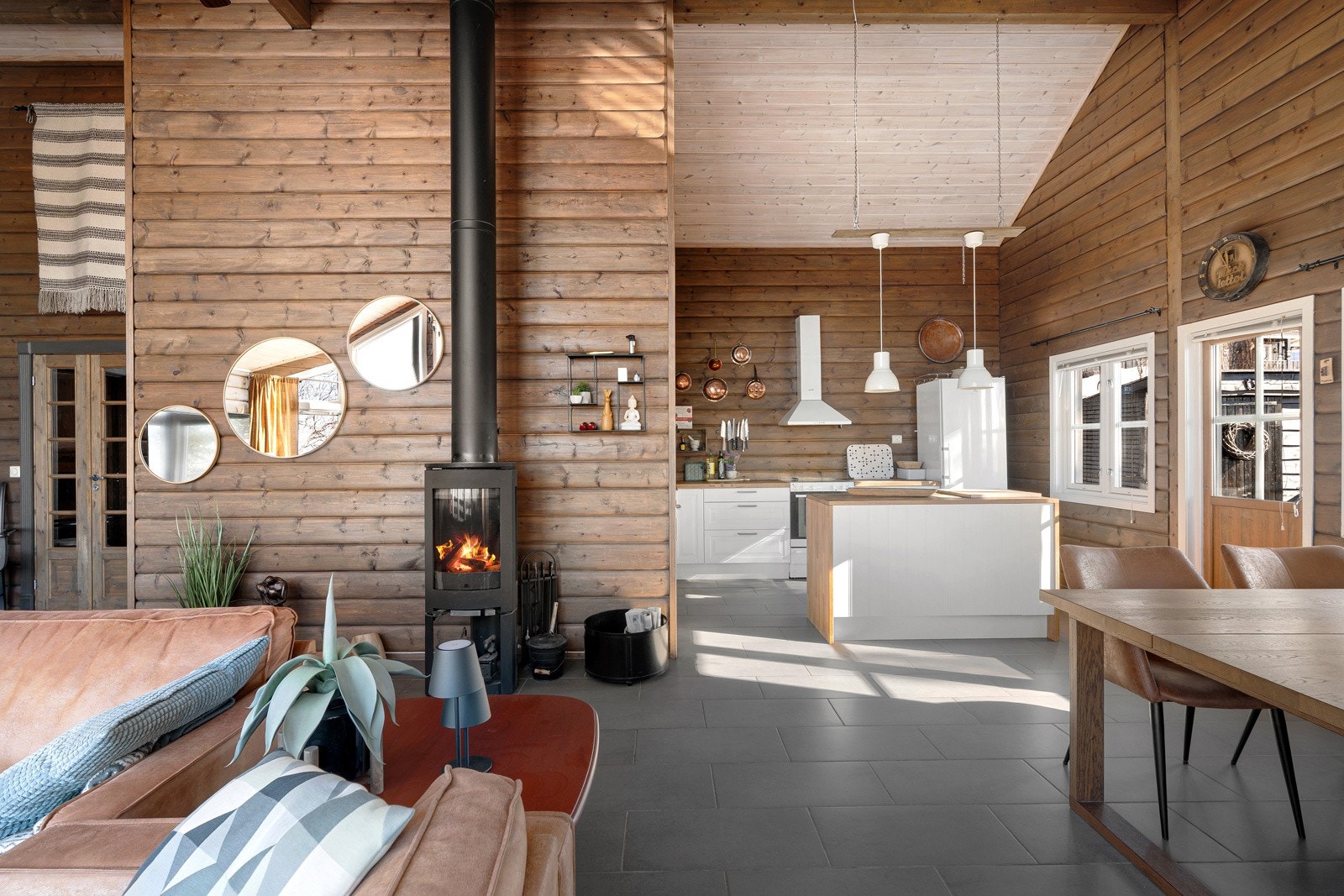 Åpen løsning og god plass for spisestue og sofagruppe.