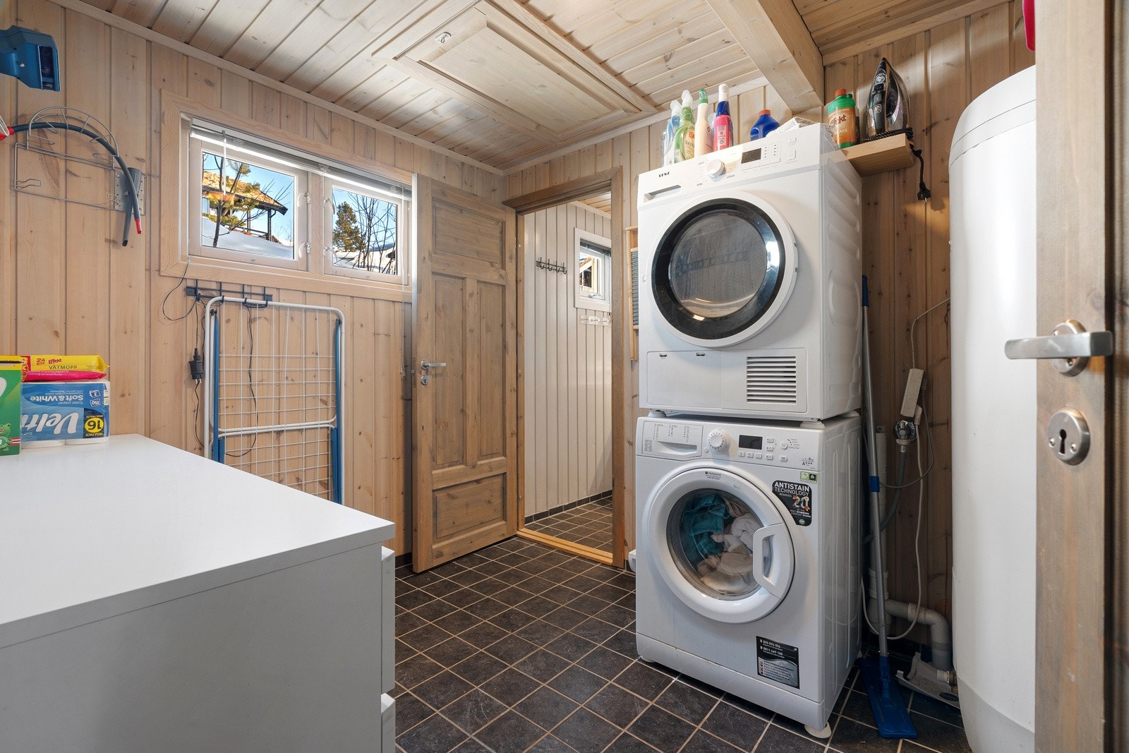 I tillegg til 2 bad, er det også eget vaskerom med god lagringsplass.