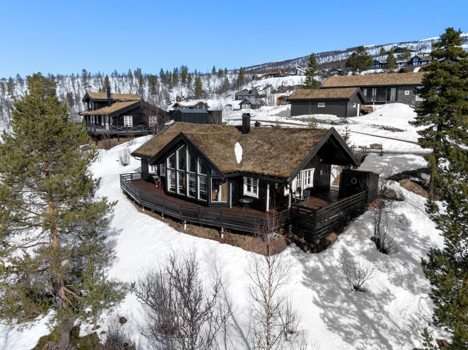 Nydelig utsikt og fine omgivelser sommer som vinter.