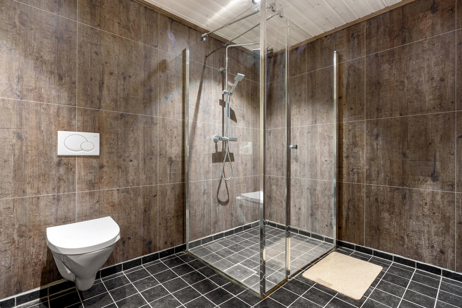 Her har du moderne innredning, vegghengt wc og dusjhjørne.