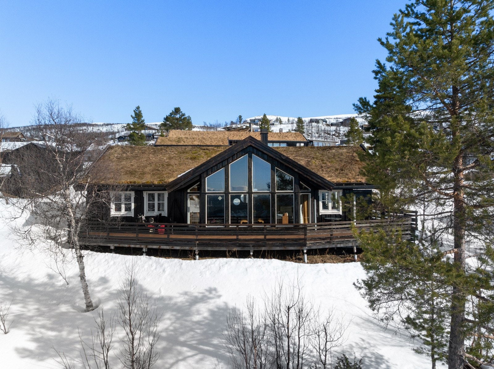 Fra hytta kan du nyte en nydelig utsikt mot omkringliggende fjellpartier, og den klassiske utførelsen gir en lun og tidløs hyttefølelse.