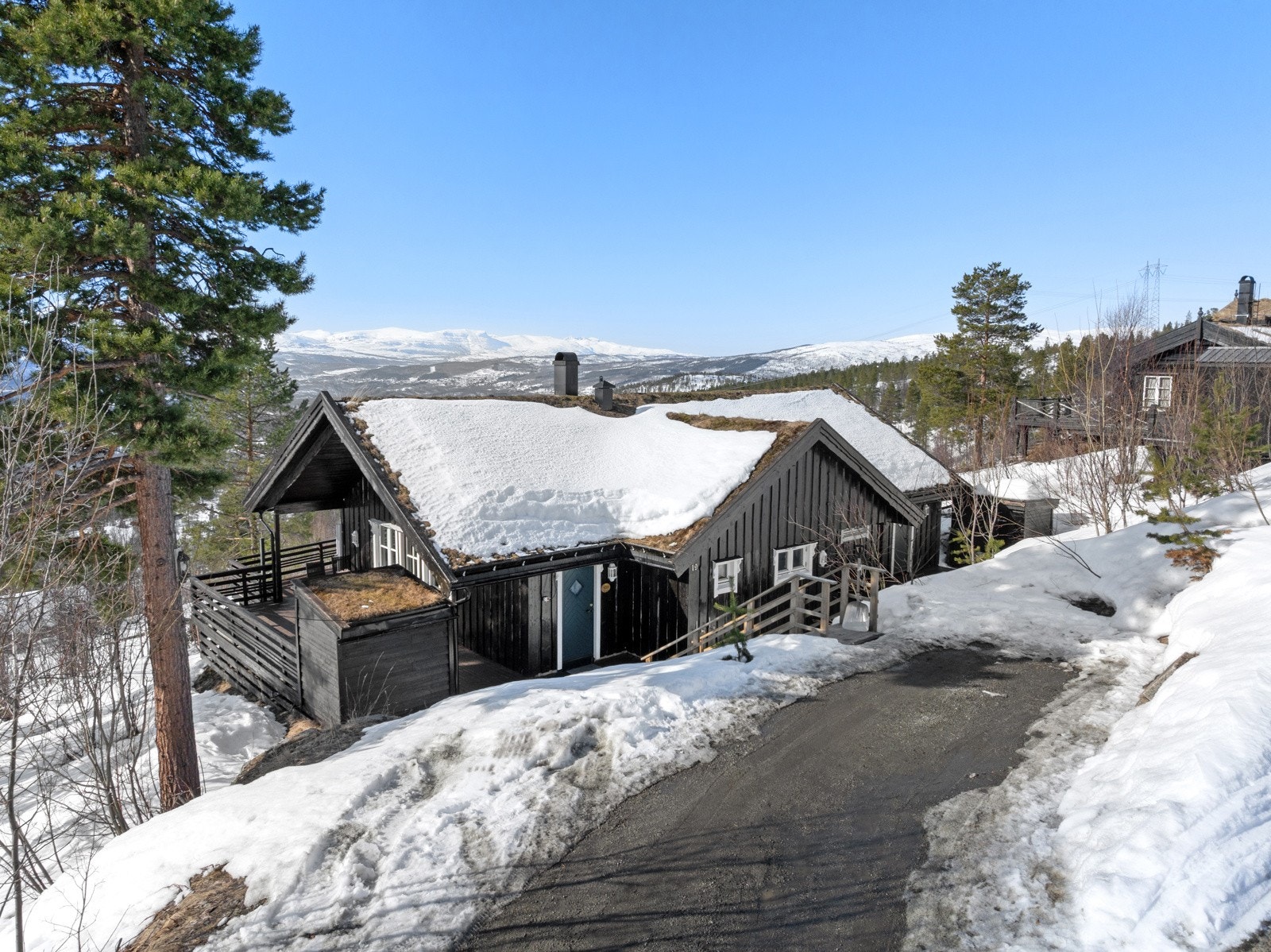 Området byr på flotte turmuligheter sommerstid, mens vinteren gir tilgang til preparerte skiløyper og gode forhold for alpint og snøscooterkjøring.