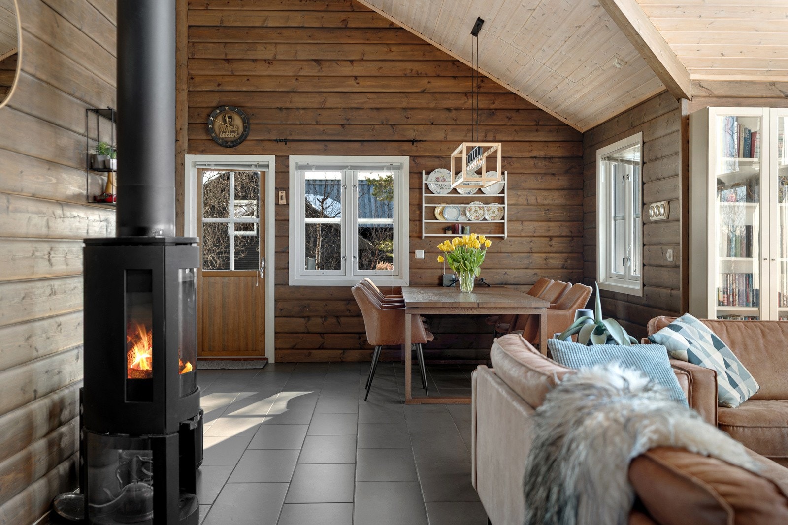 Vedfyring og vannbåren gulvvarme som gir høy komfort året rundt.