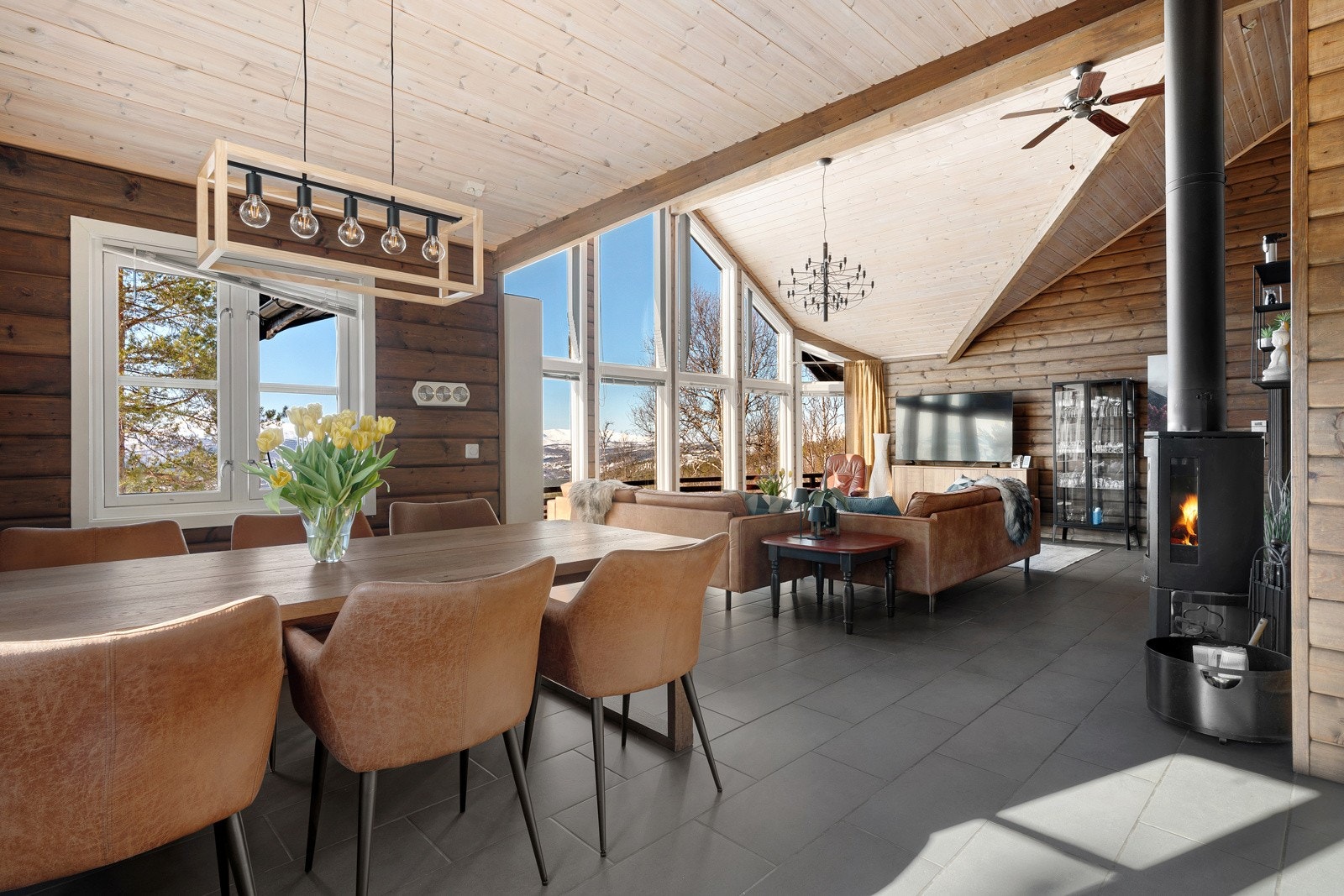 Stor spisestue i tilknytning til kjøkken.