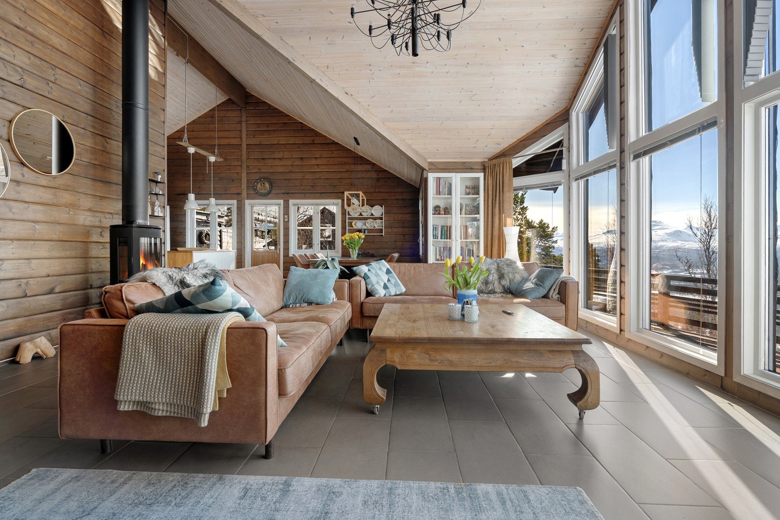 Dette er en flott mulighet for deg som ønsker en innholdsrik hytte med høy standard i naturskjønne omgivelser.