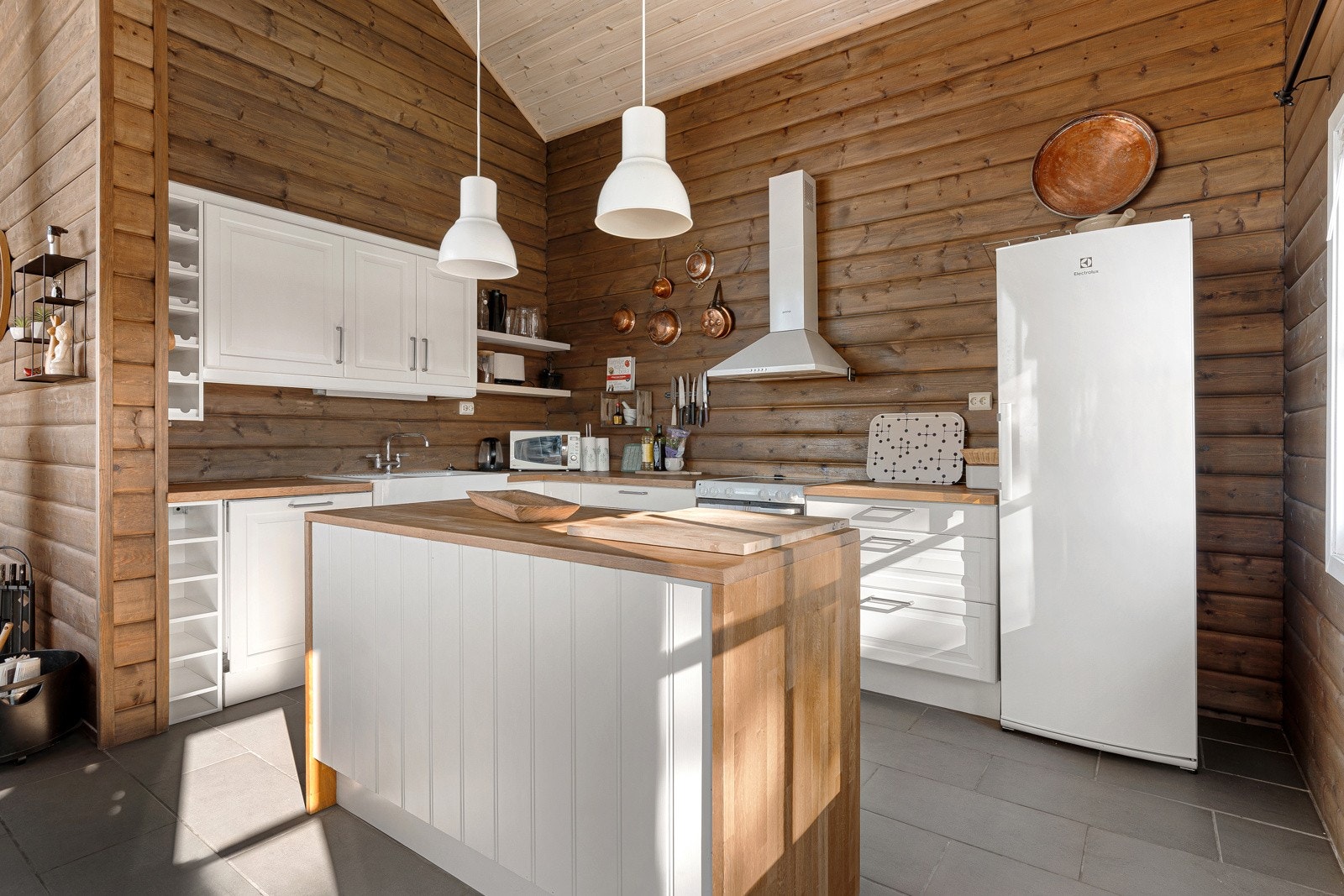 Praktisk kjøkkenøy som gir ekstra oppbevaringsplass.