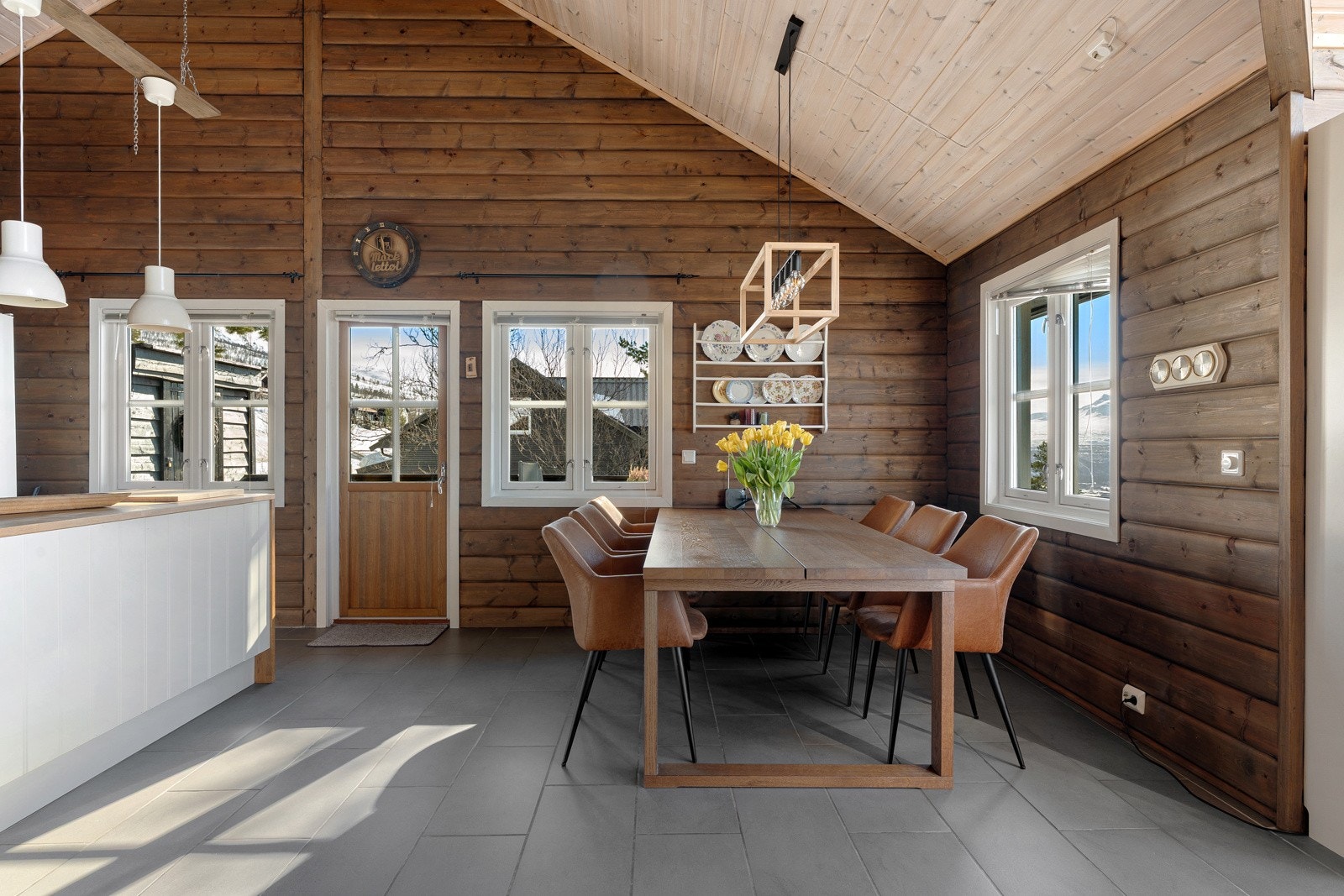 Fra spisestue/kjøkken er det utgang til veranda.