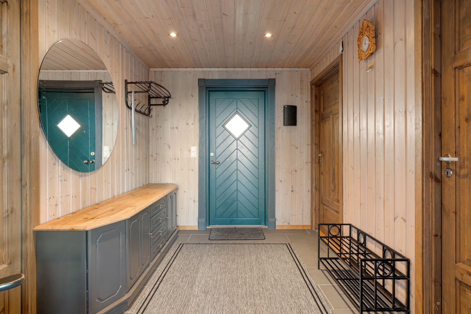 Velkommen inn - stor flislagt entré med gulvvarme.