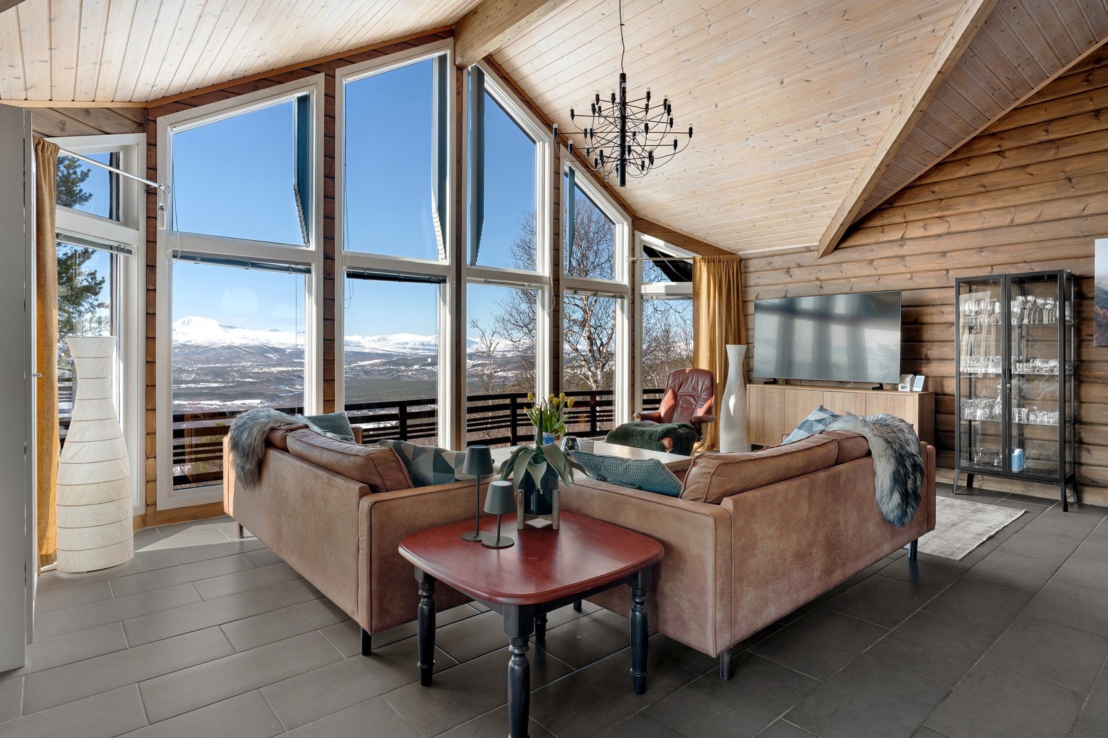 Hytta byr på en gjennomtenkt planløsning med god takhøyde.