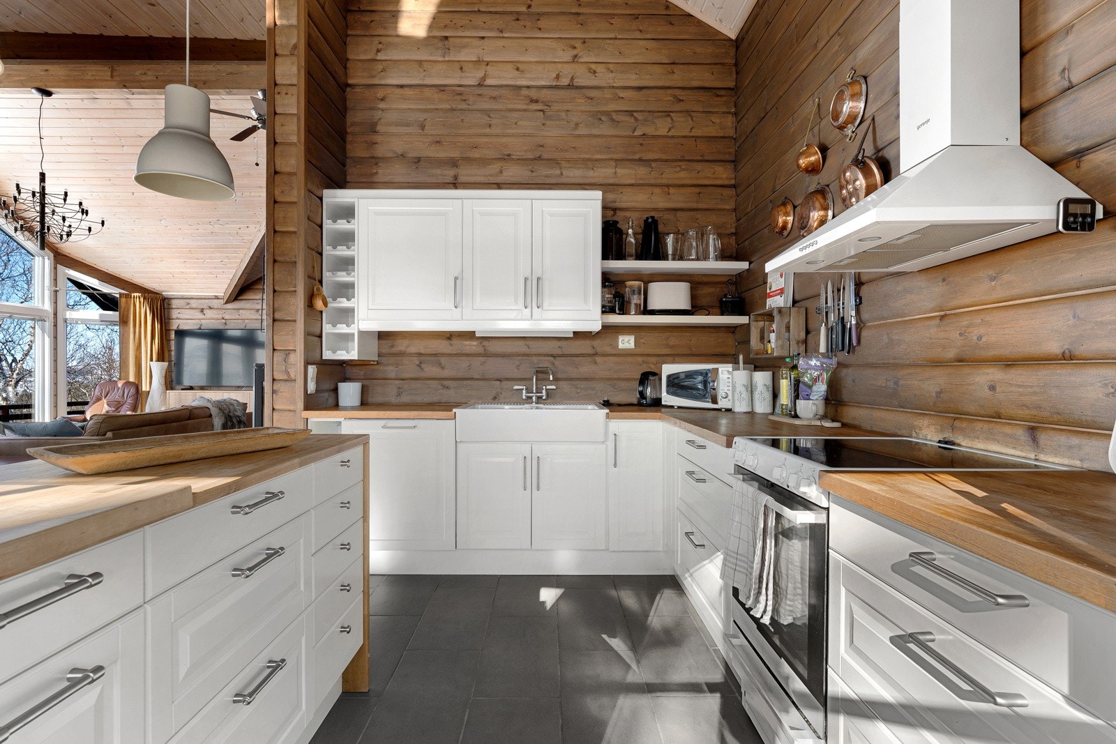 Delikat og romslig kjøkken med rikelig skap- og benkeplass.