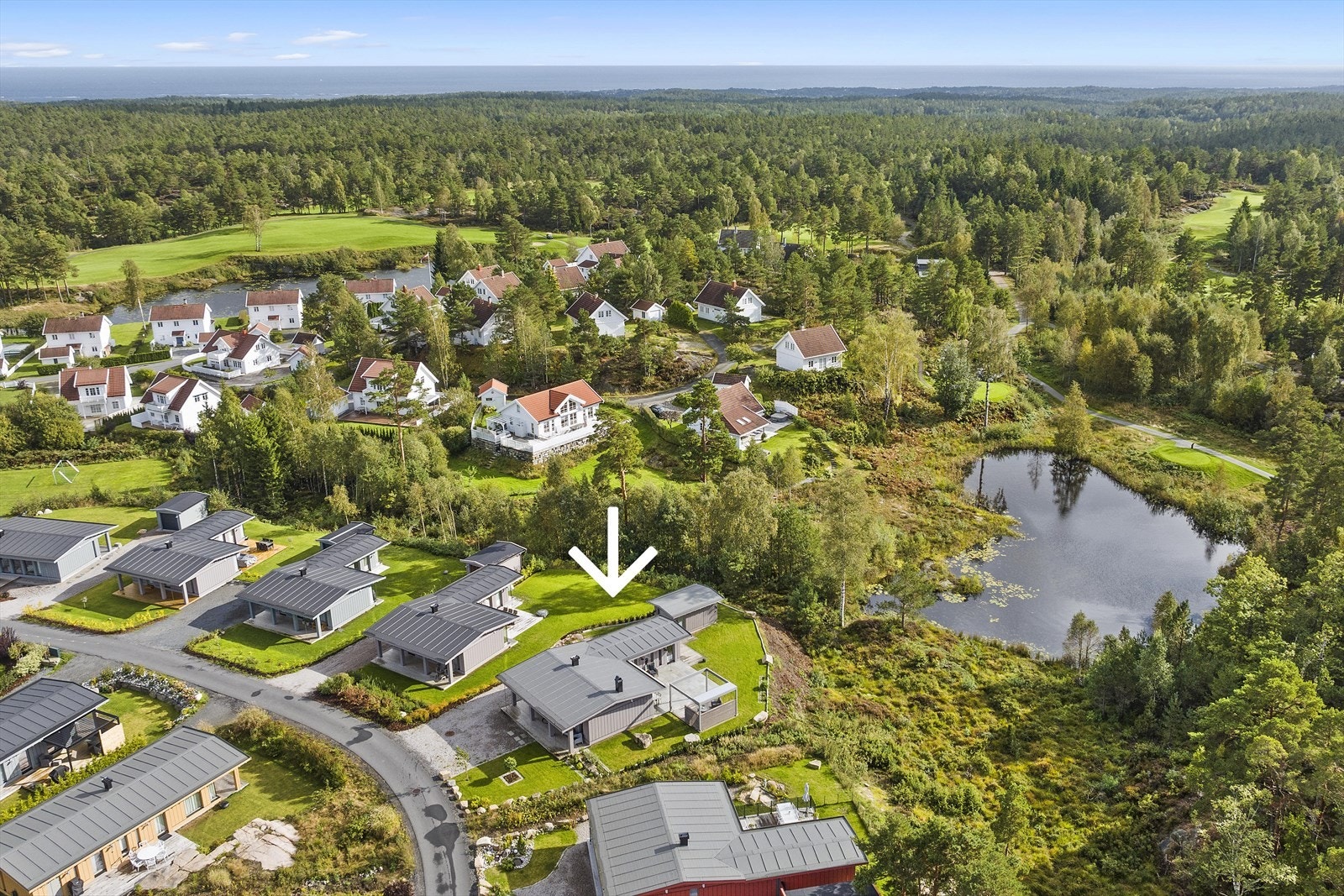 Du har fin utsikt mot Silkebergtjern og videre mot golfbanen, inkludert utslaget ved hull 4. Galleribilde