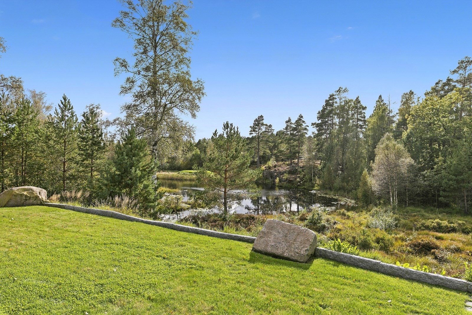 Hytta har gode solforhold fra morgen til kveld og flott utsikt mot Silkebergtjern og golfbanen ved Kragerø Resort. Galleribilde