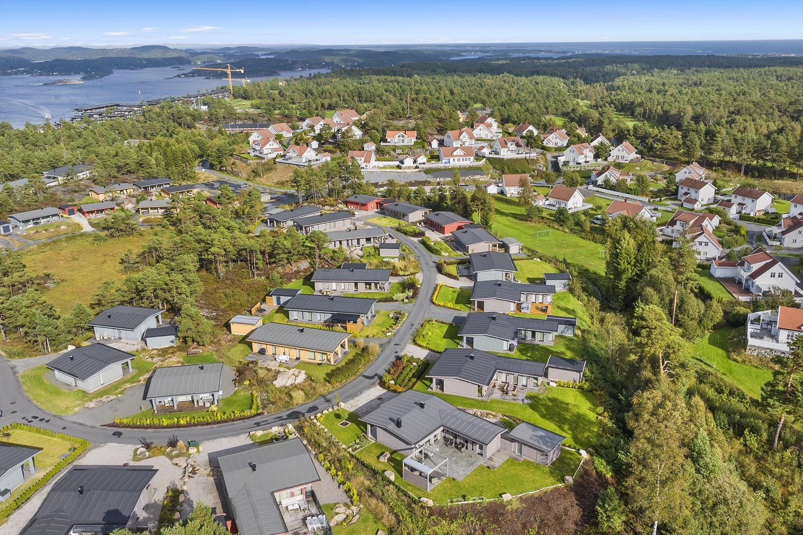 Hytteområdet er tilknyttet populære Kragerø Resort, lokalisert på Stabbestad. Kragerø Resort ligger solrikt og idyllisk plassert utenfor Kragerø sentrum, ca. 35 min kjøring, eller ca. 10 min med bilferge. Galleribilde
