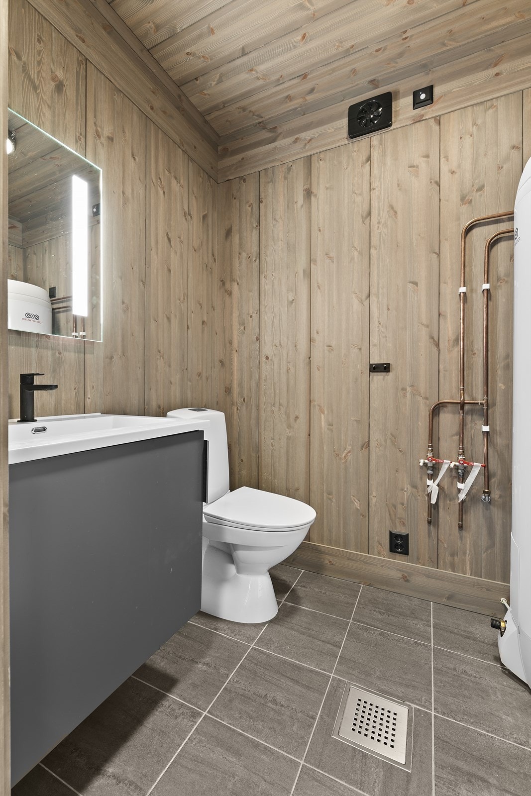 Separat toalettrom med wc og servant. Galleribilde