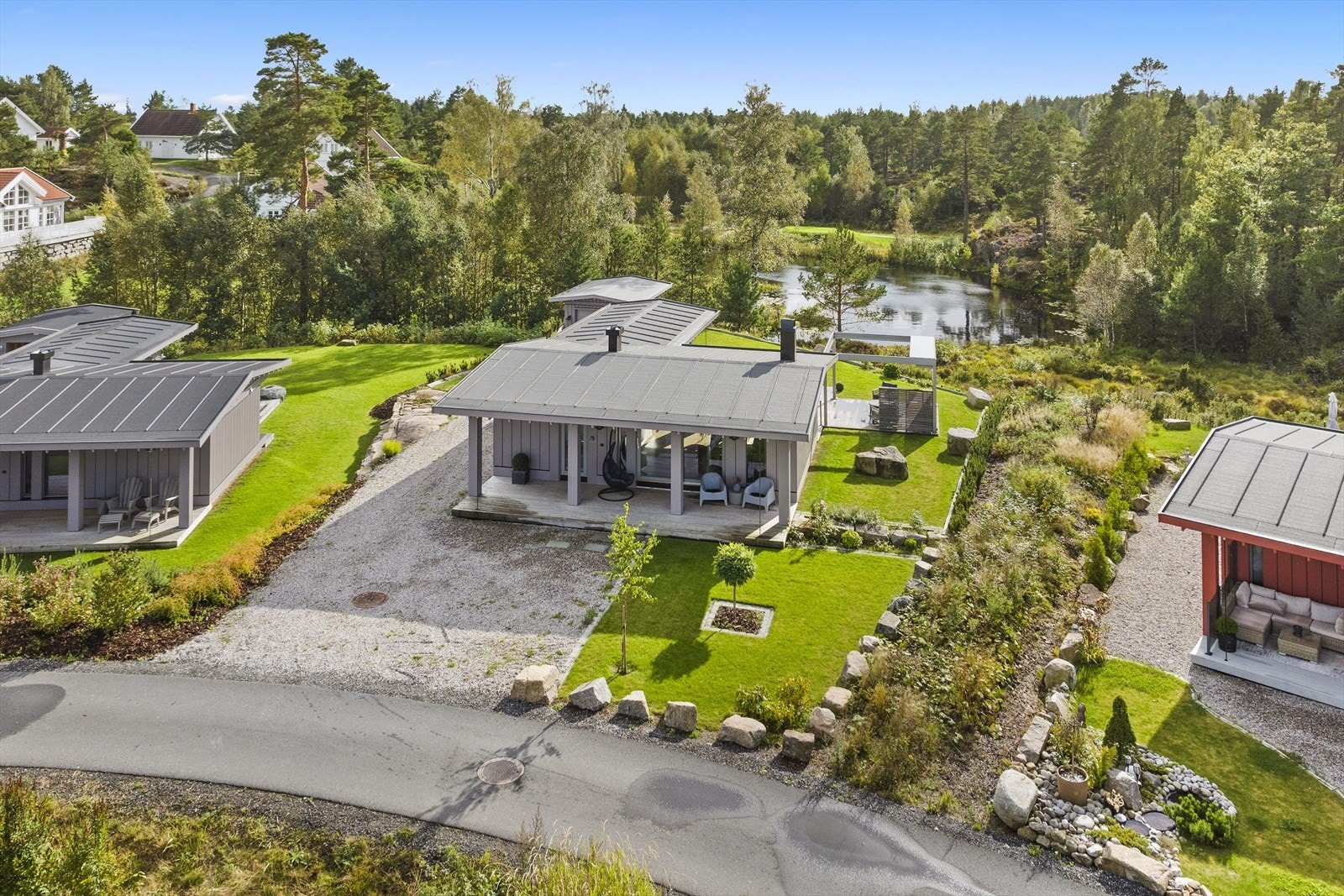 Hytta inneholder: Gang, stue/kjøkken, bad/wc, ekstra wc-rom, 3 soverom og bod. Det ene soverommet har inngang via badet, dette ble gjort som tilvalg ved bygging av hytta. Galleribilde