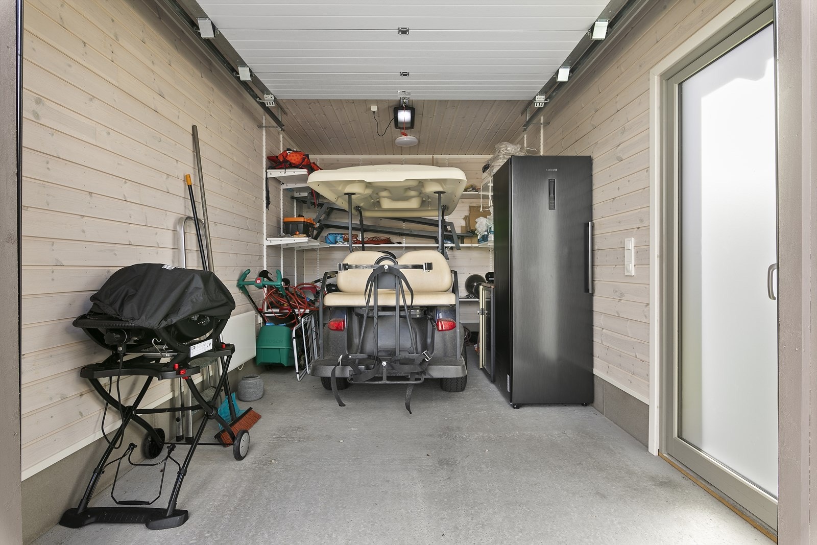 Det er oppført golfbilgarasje i samme stil som hytta. Galleribilde