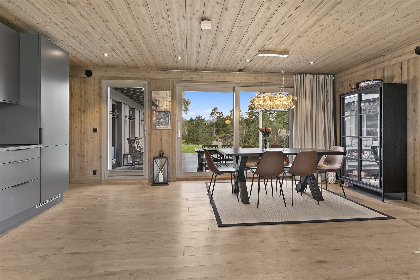 Store skyvedører mot både nord og sør, fra gulv til himling, slipper inn rikelig med lys. Galleribilde