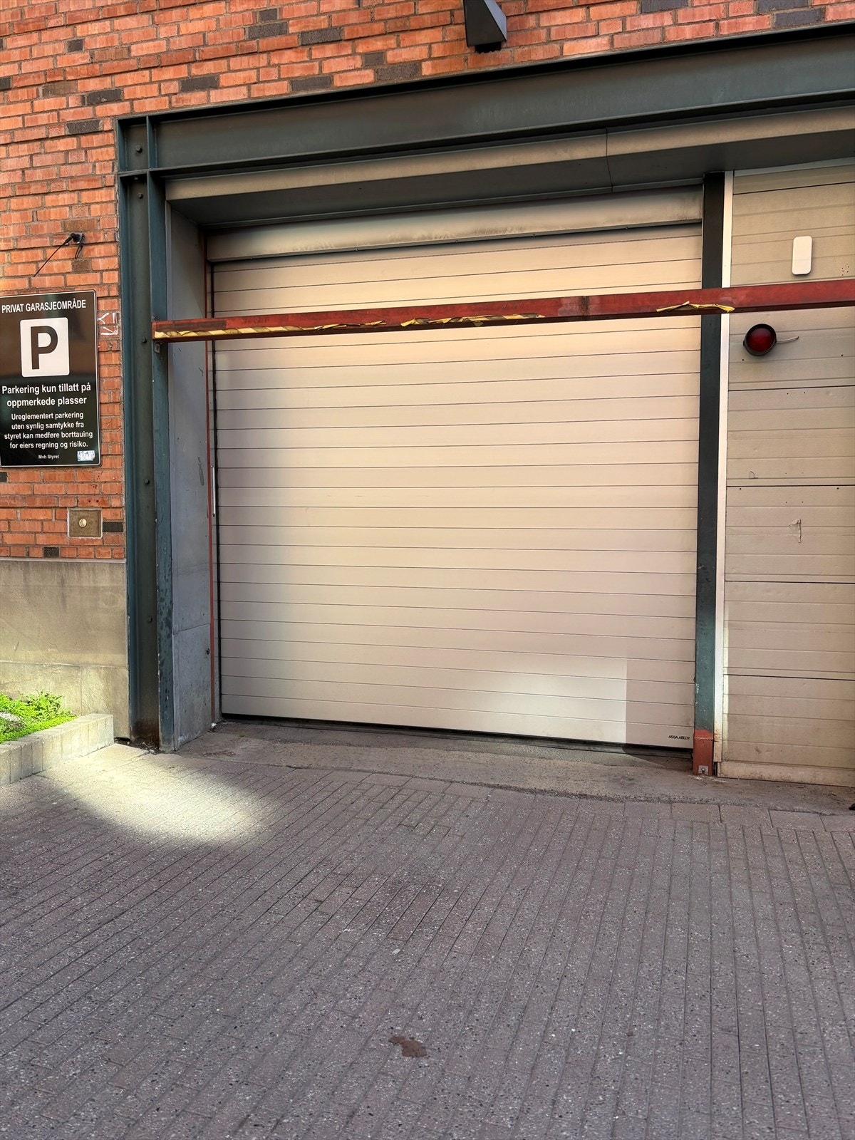 Elektrisk portåpner med fjernkontroll. Adkomst fra Falbes gate Galleribilde