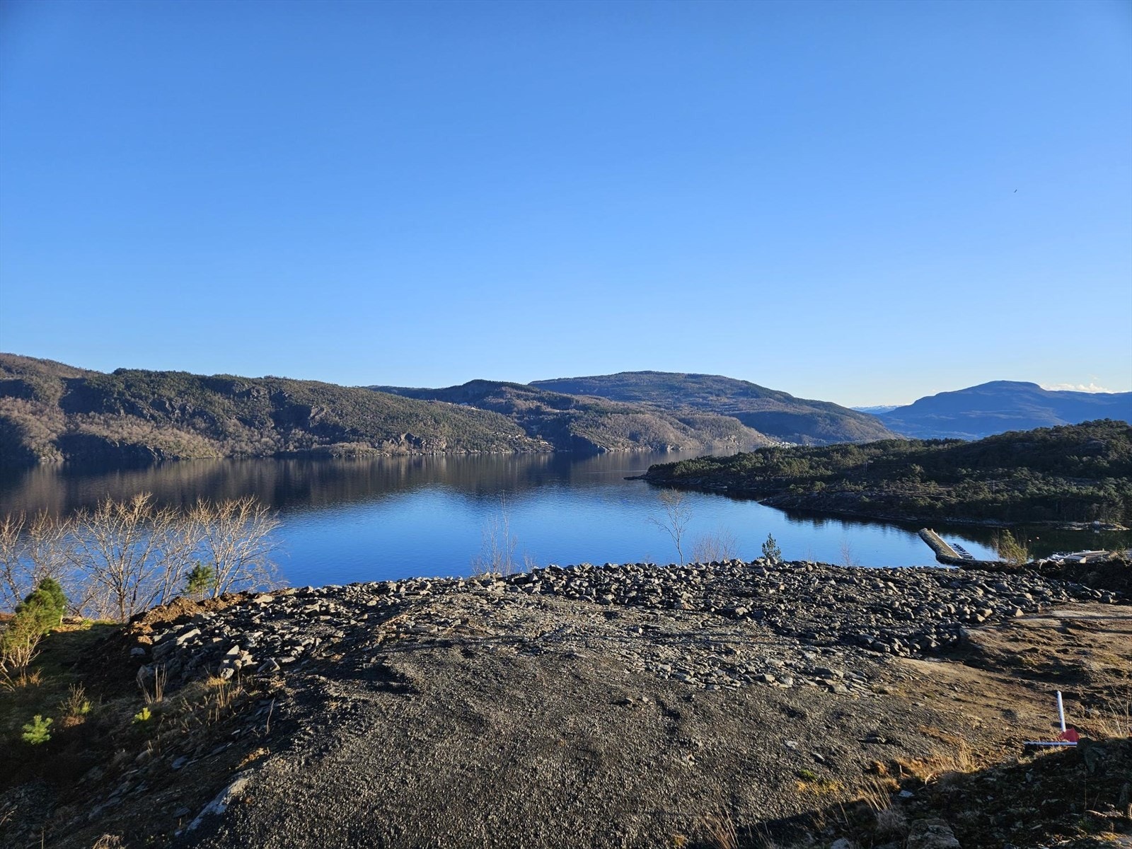 Flott sjønær hyttetomt med nydelig utsikt på 849m2! Galleribilde