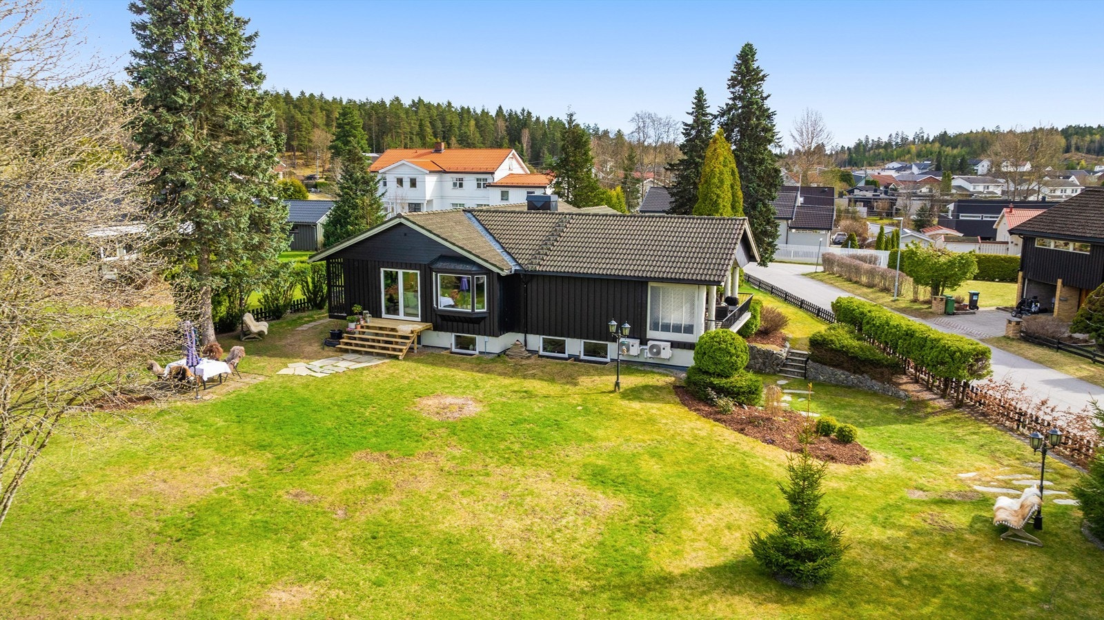 Eiendommen er på ca. 1,5 mål og har flere hyggelige soner med sittegrupper, benker, lekestuer m.m. Galleribilde