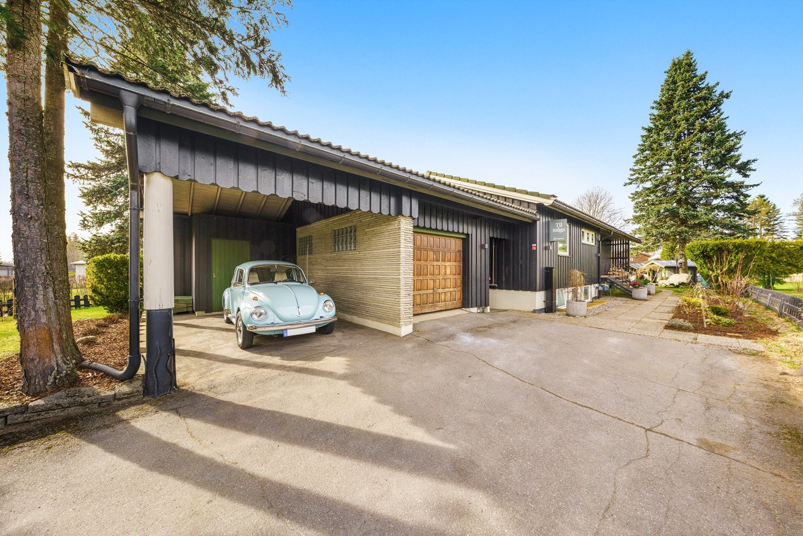 Parkering i garasje, carport og på asfaltert gårdsplass. Galleribilde