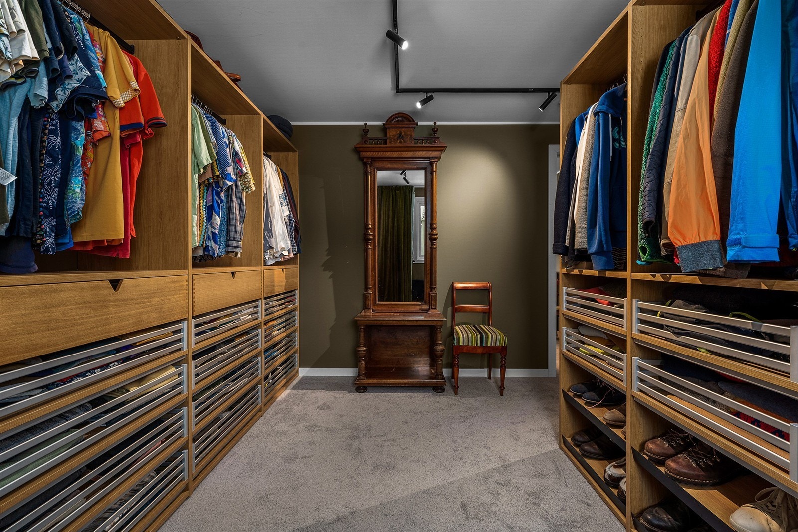 Romslig garderobe med tilknytning fra hovedsoverommet Galleribilde