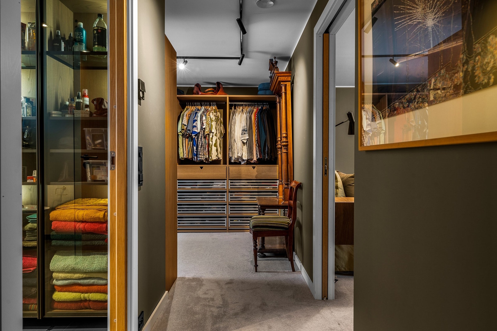 Hovedsoverommet har en egen avdeling med en suite bad og garderobe. Galleribilde