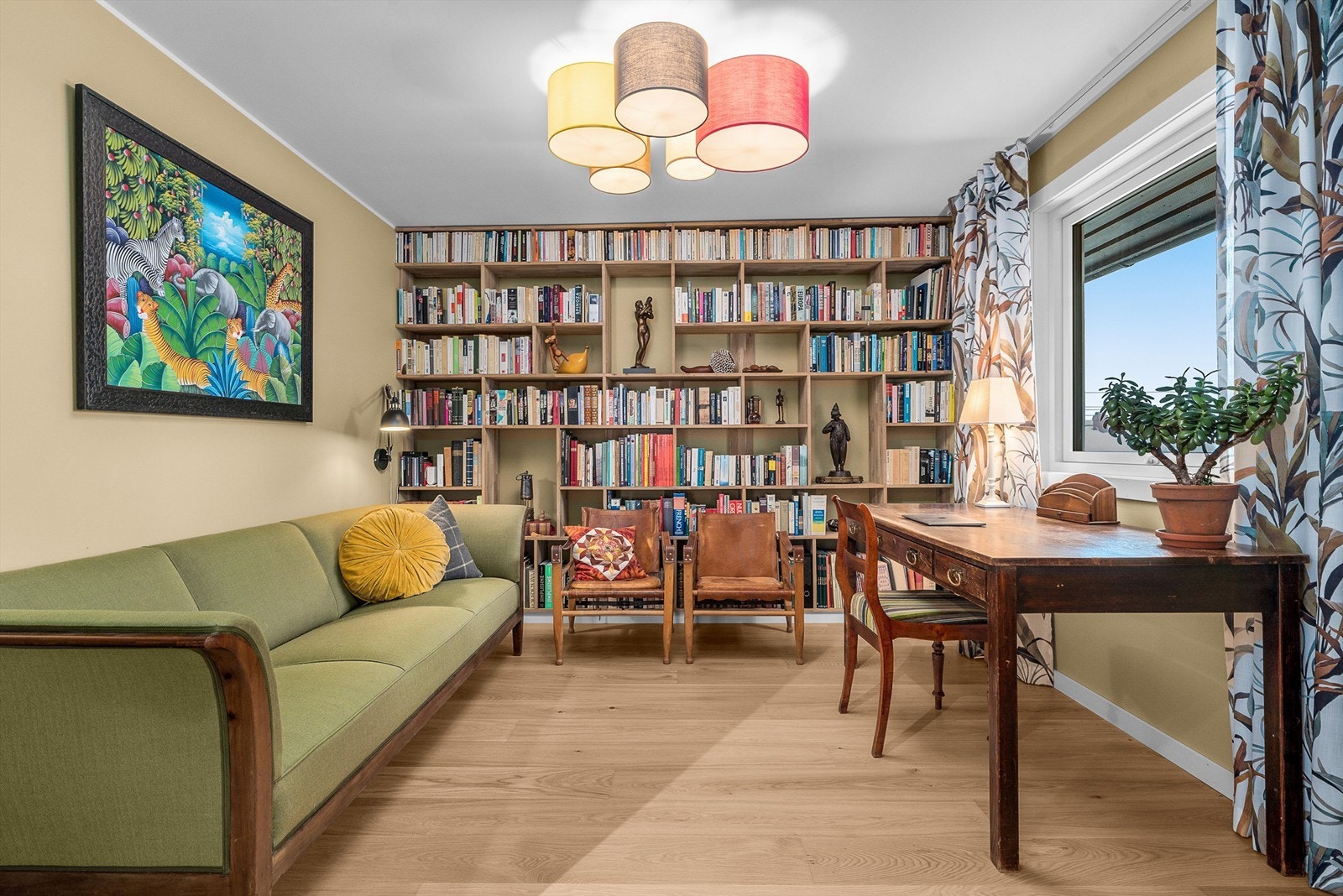 Soverom - innredet som kontor/bibliotek Galleribilde