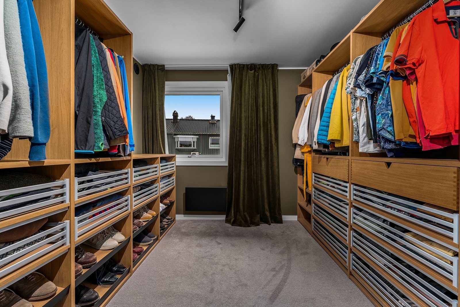 Opprinnelig soverom - innredet garderobe Galleribilde
