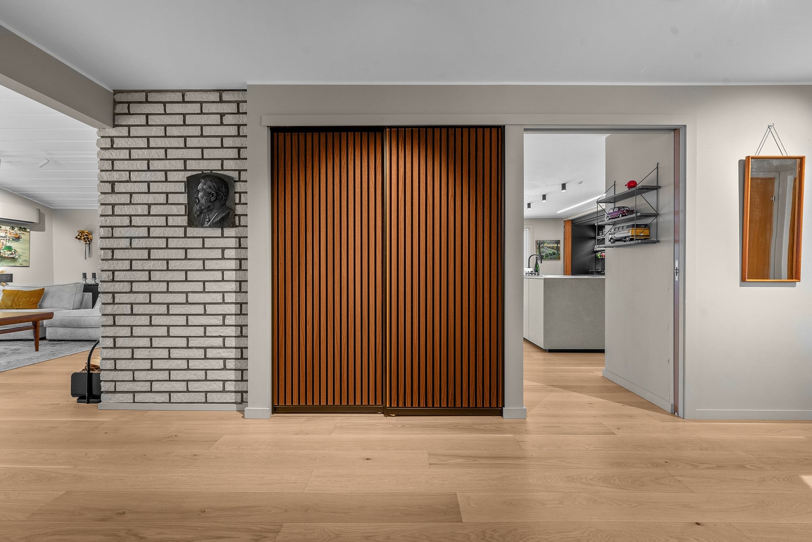 Skyvedørsgarderobe i tilknytning entreen. Garderoben har innebygd klessjakt ned til vaskerom. Galleribilde